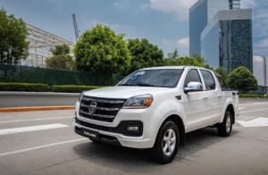 پیکاپ تونلند سفید نمای جلو و جانبی